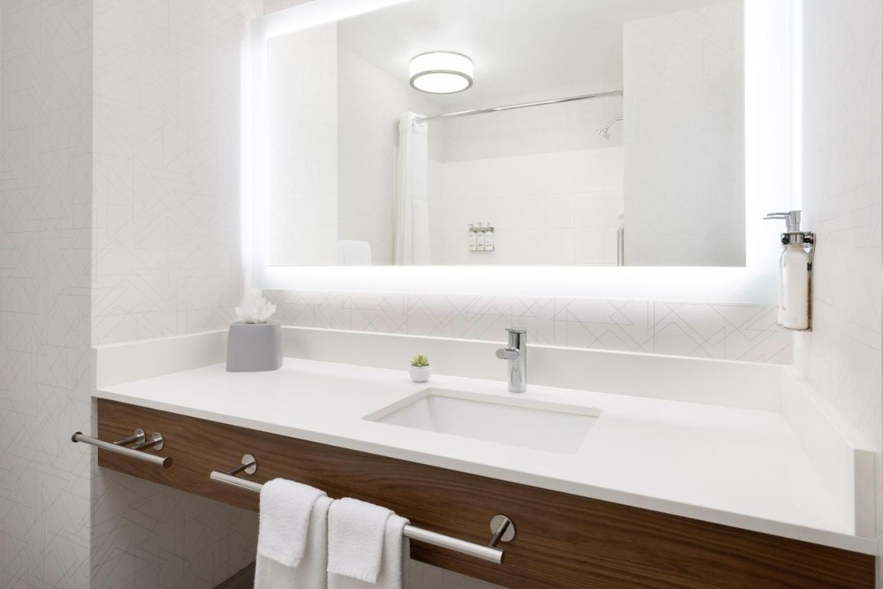 Standard King Room Mobility Accessible Roll Shower,1498741714:JPEG